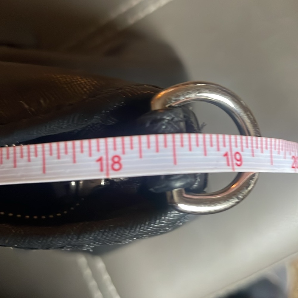 Coach shoulder bag preowned handles are cracking just at the shoulder area - Picture 9 of 11